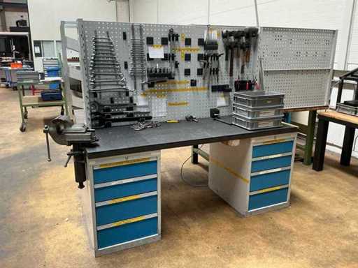 CNC-Werkzeugmontage- und Wartungsstation mit Werkbank, Pegboards und Zubehör HAIMER